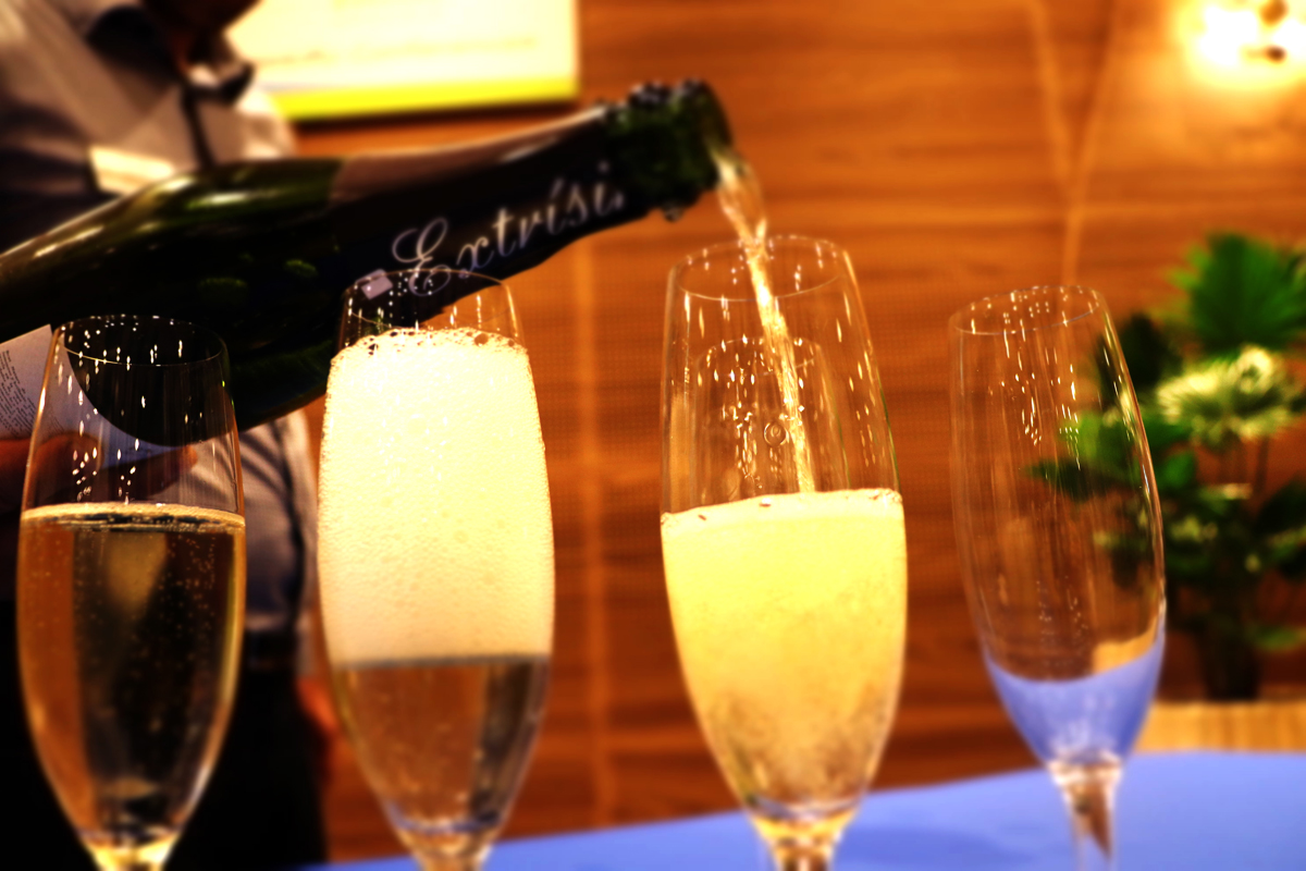 Schaumwein in Gläser gegossen