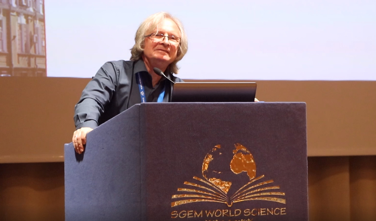 Ein Wissenschaftler präsentiert sich hinter einem SGEM World Science Lectern