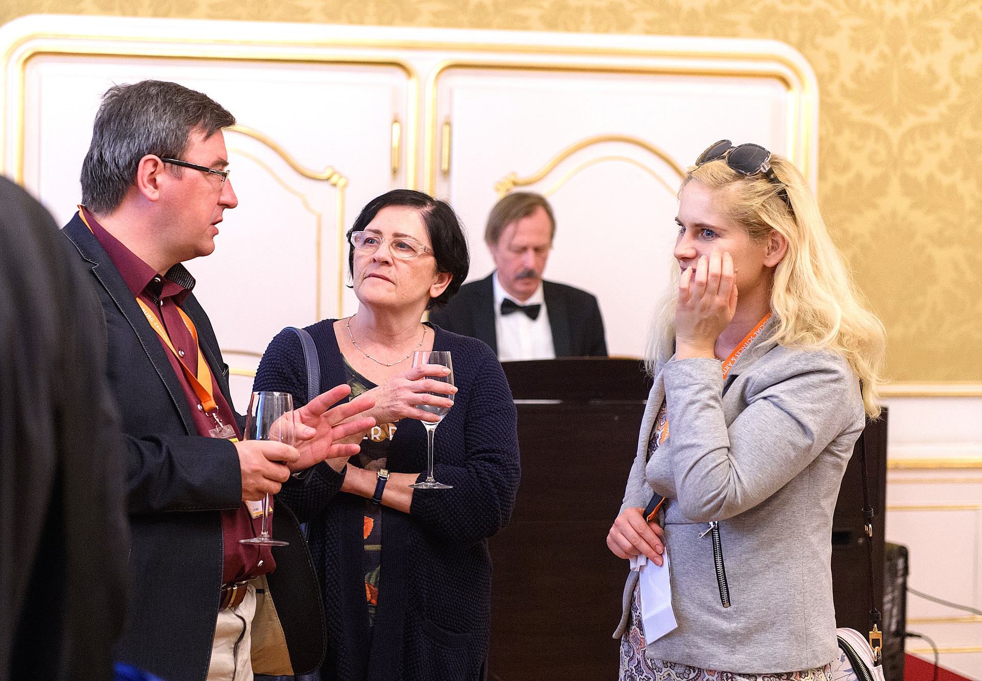 Drei Delegierte im Gespräch zwischen Konferenzsitzungen