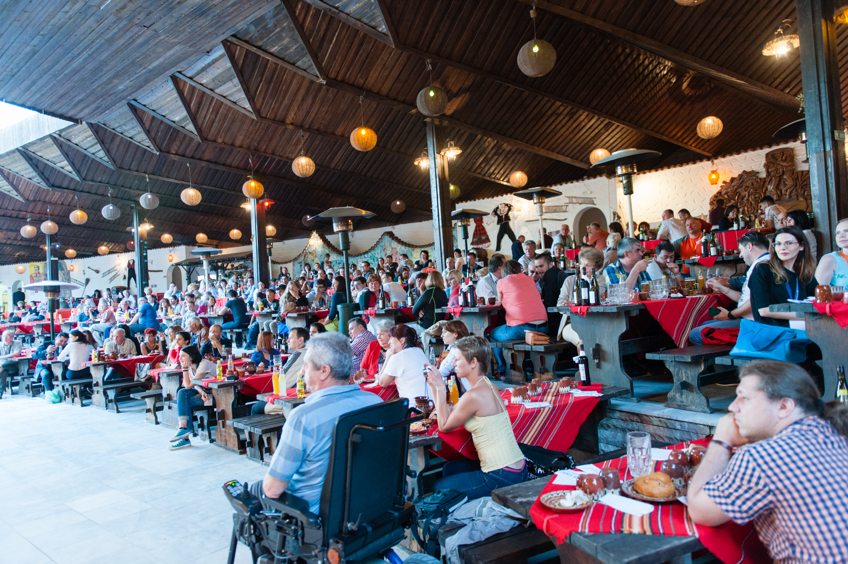 Konferenzgäste sitzen auf Terrassen bei einer Outdoor-Abendveranstaltung