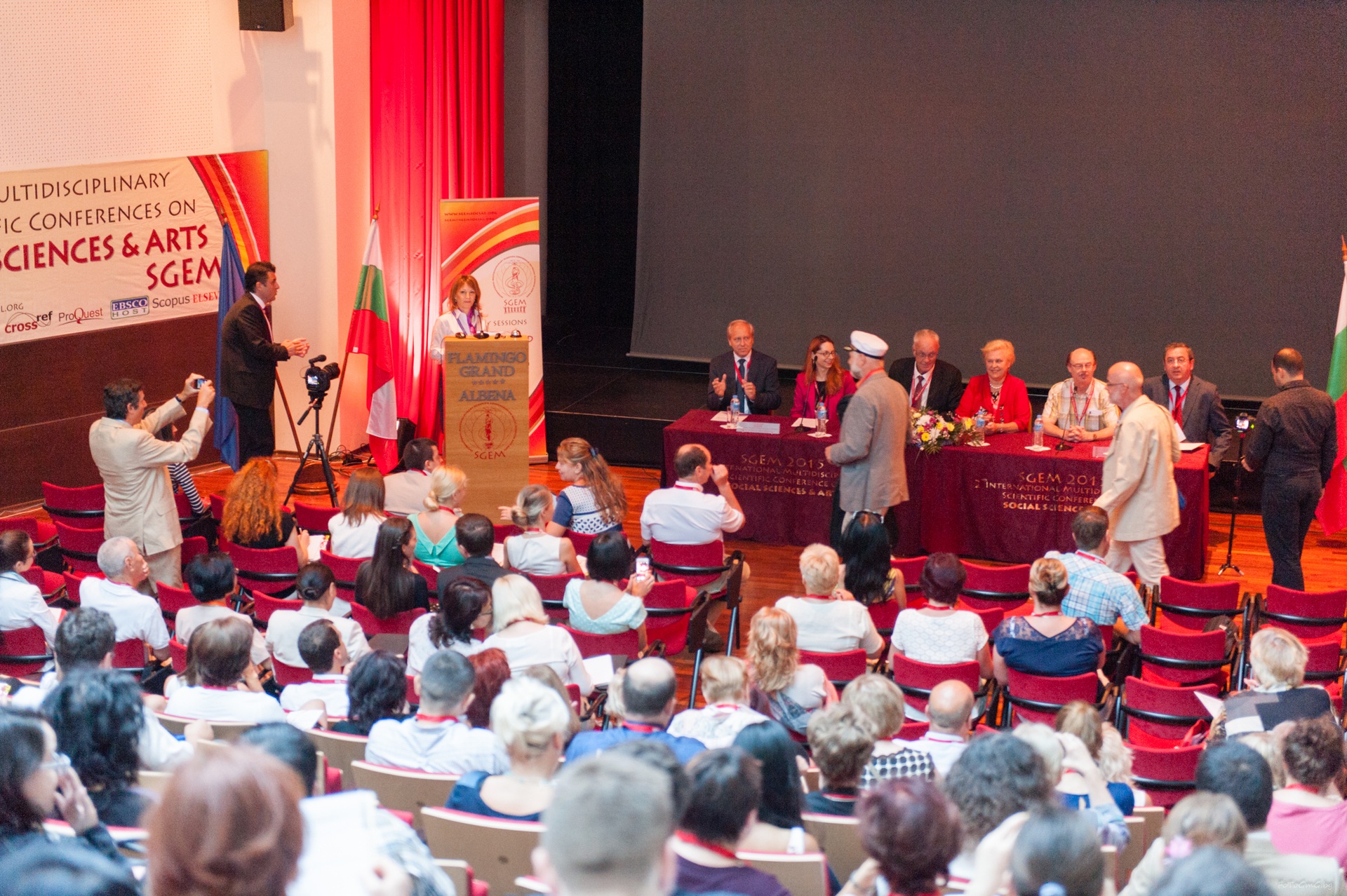 Ein SGEM-Konferenzpanel begrüßt die Teilnehmer auf der Bühne