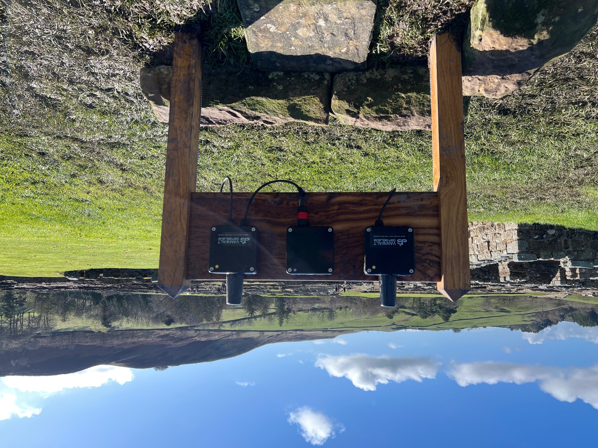 Umweltüberwachungsausrüstung mit Blick auf eine historische Landschaft