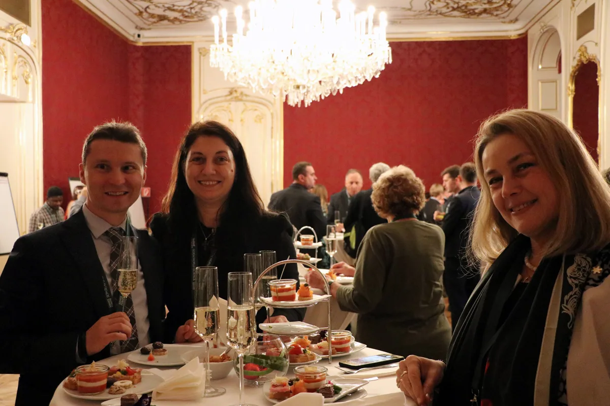 Tres delegados sentados en una cena de la conferencia