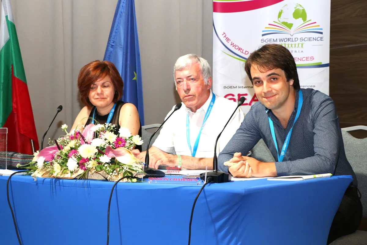 Tres presidentes de sesión de SGEM en una mesa de conferencias azul