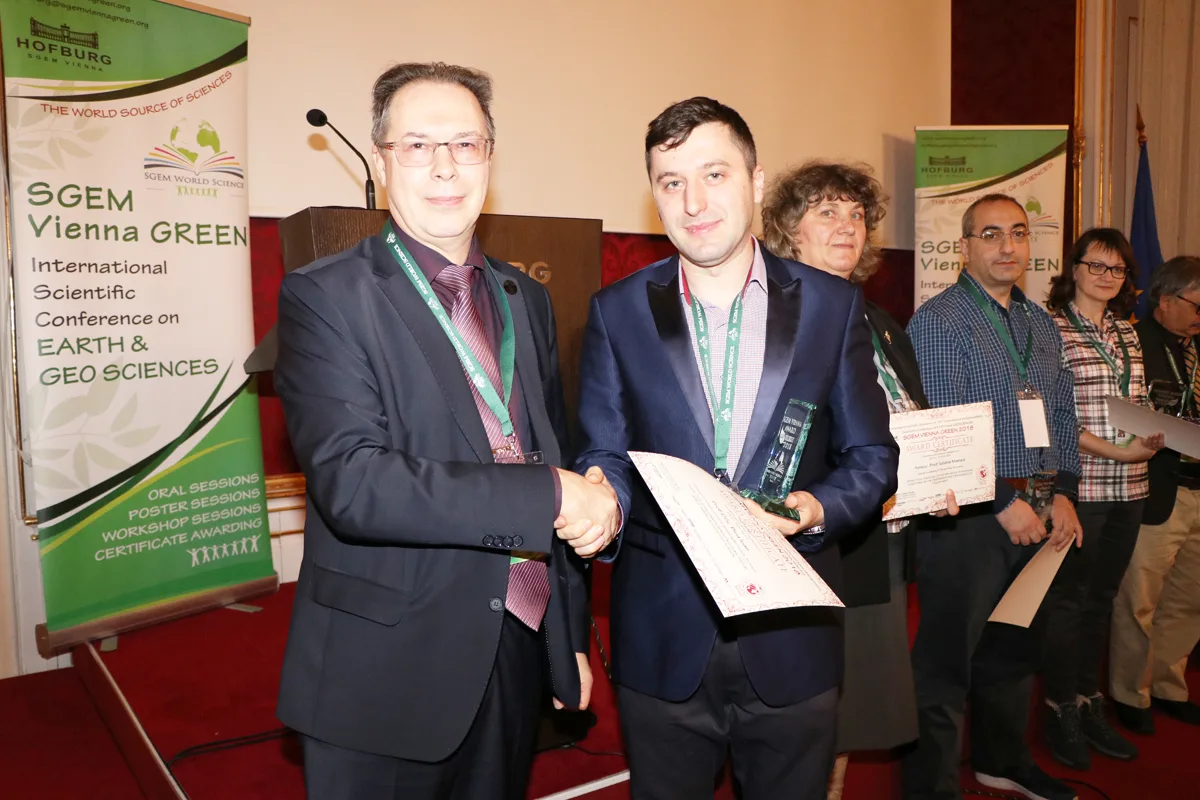 Una entrega de certificados de SGEM con otros receptores esperando detrás