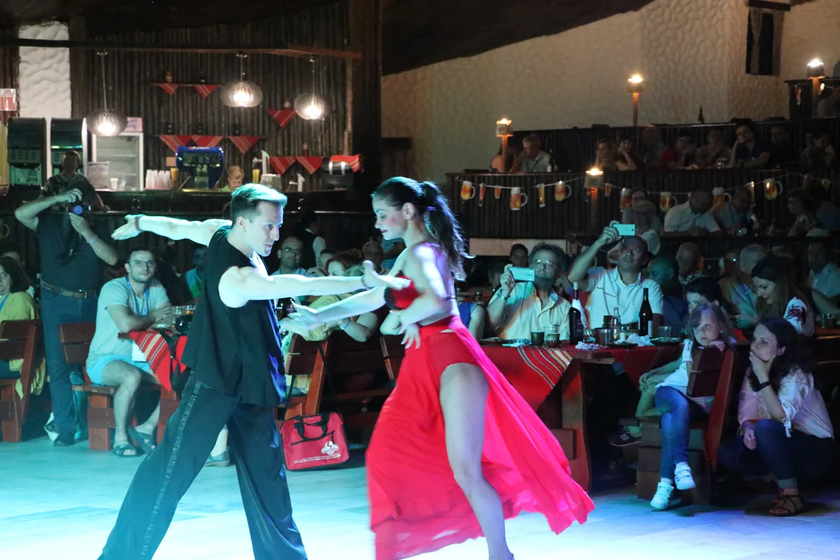 Bailarines actuando para los invitados en un evento nocturno de conferencia