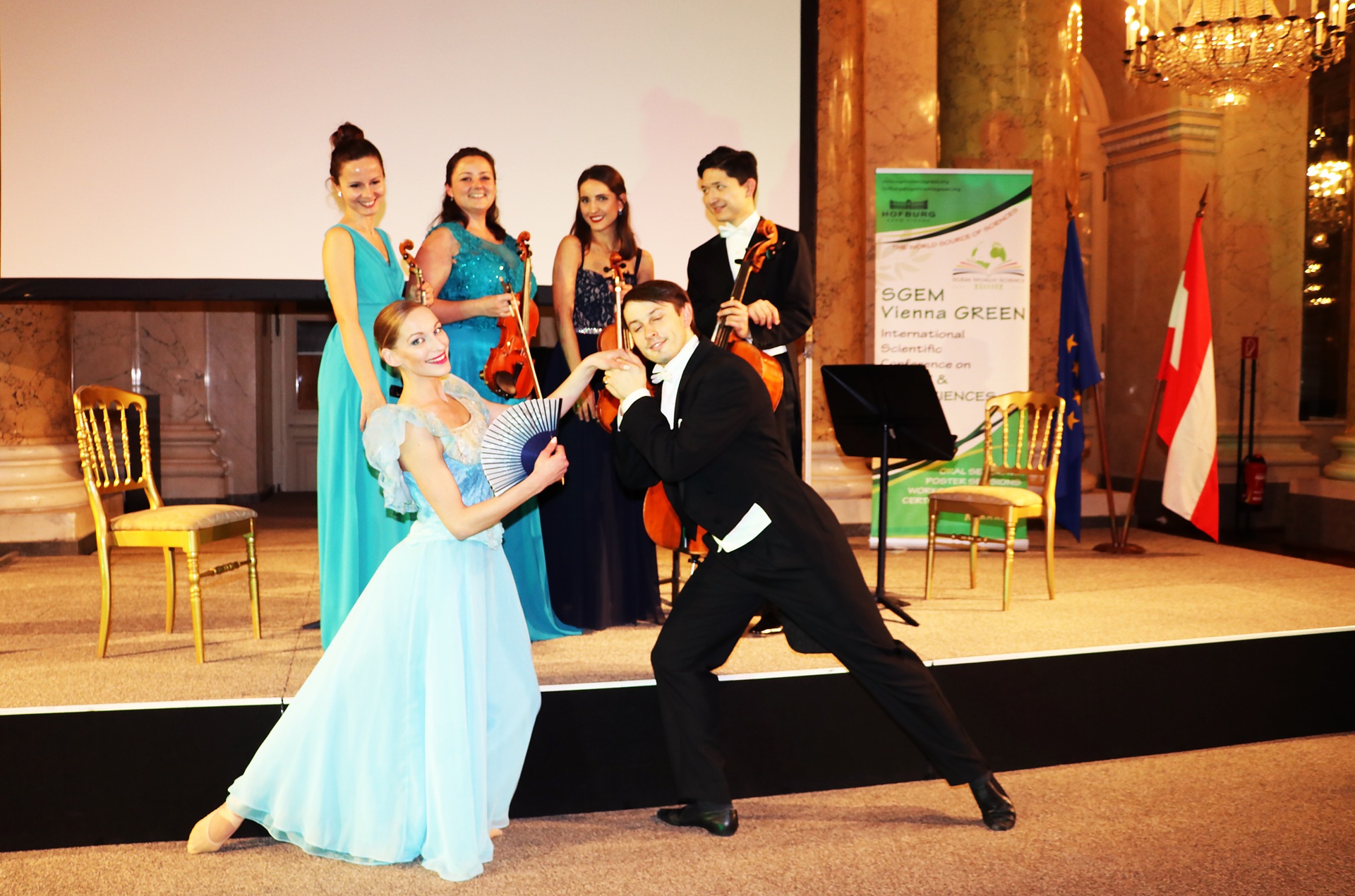 Dos bailarines posando durante una actuación cultural de la conferencia