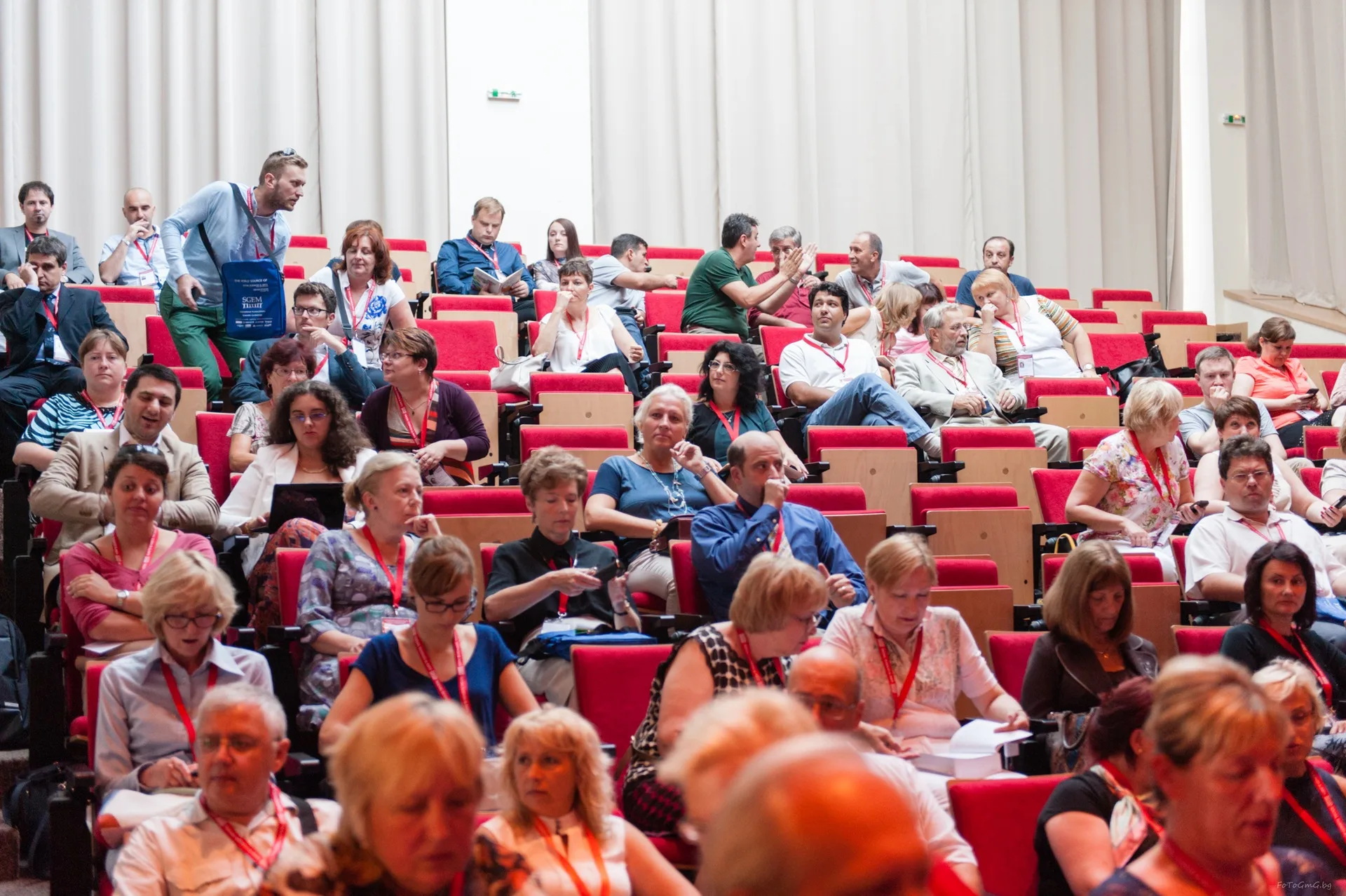 Un público completo de SGEM sentado en un auditorio escalonado