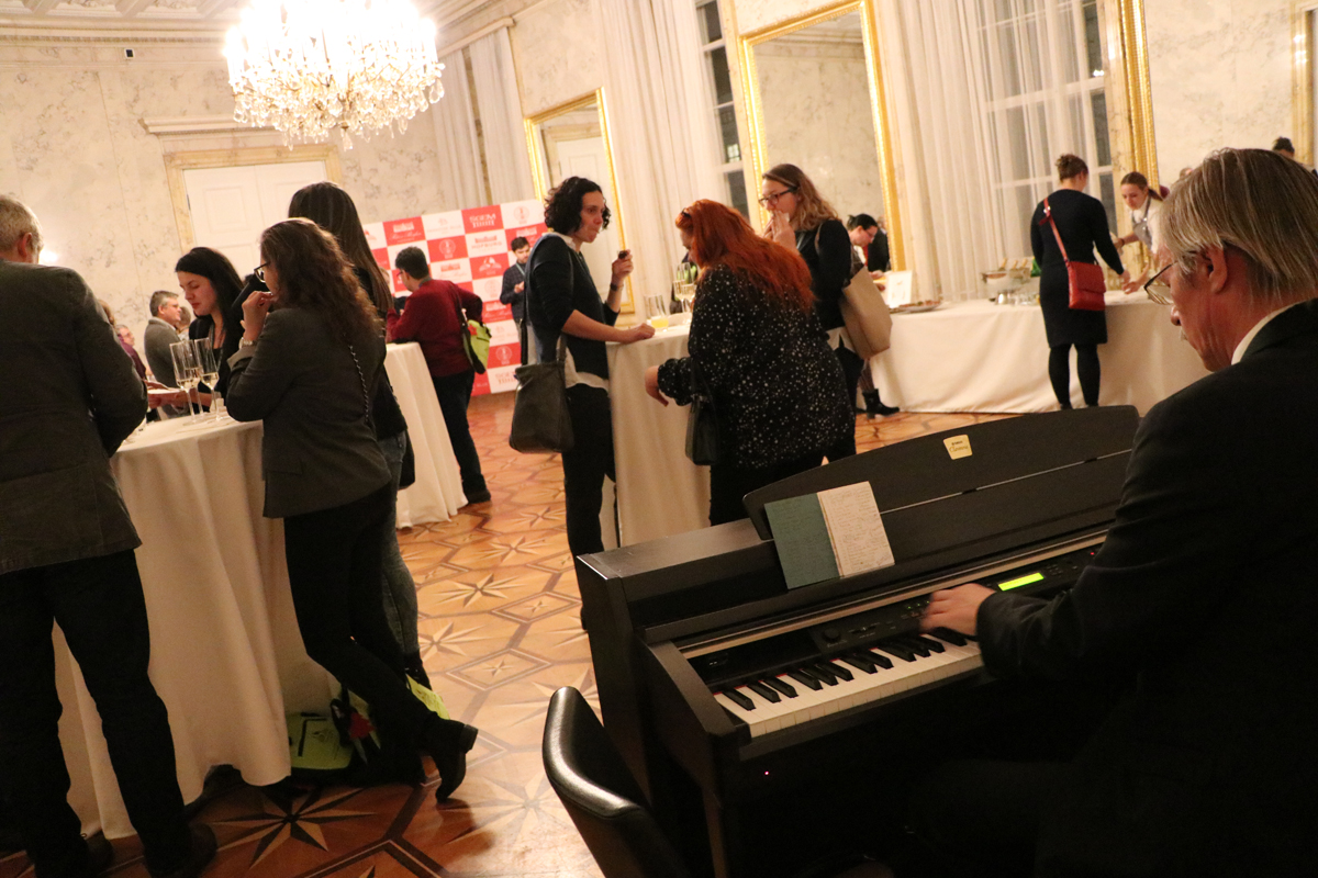 A pianist accompanying an SGEM conference reception