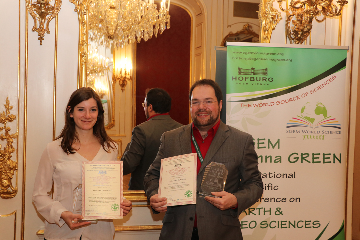 Two SGEM Vienna GREEN participants displaying certificates